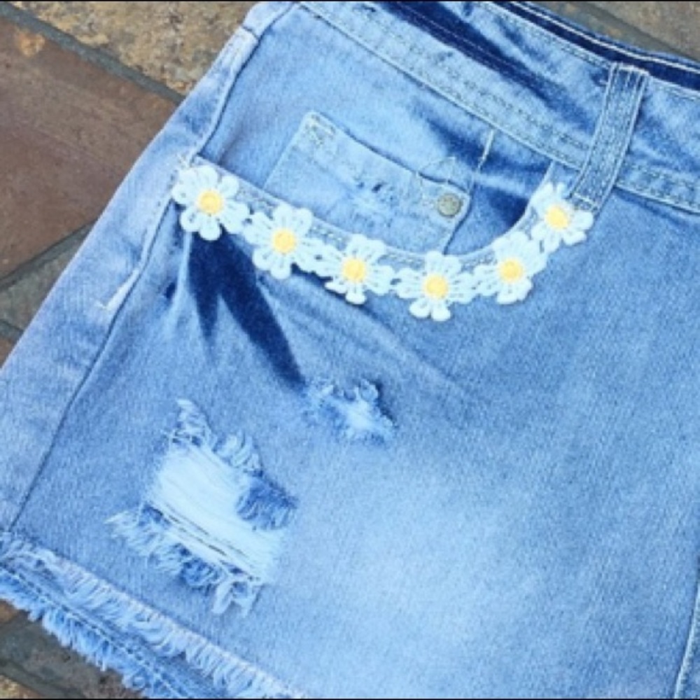 🔴 Lucid | Distressed Denim & Lace Daisies Shorts